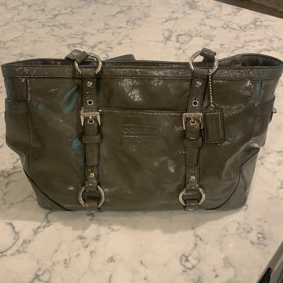 COACH Gallery Tote Handbag in Glossy Gray Patent Leather - Picture 3 of 8